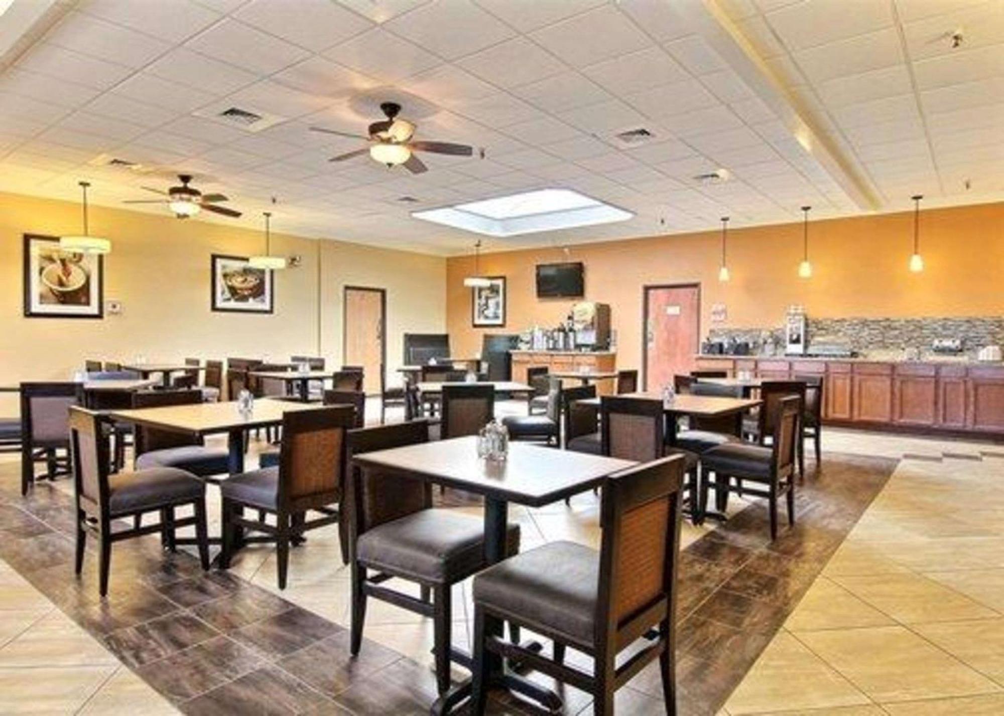 Quality Inn Thief River Falls Exterior photo